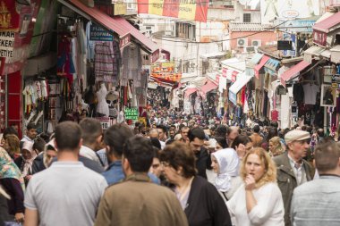 İSTANBUL - TURKEY-JUNE 11 Haziran 2020: Mahmut Paşa 'dan alışveriş yapan Eminonu Halkı - Mercan