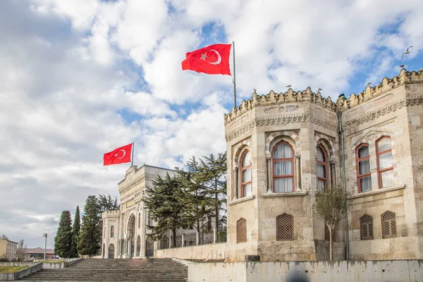 イスタンブール トルコ 2020年12月 トルコの国旗を掲げたビヤジット広場のイスタンブール大学正門 — ストック写真