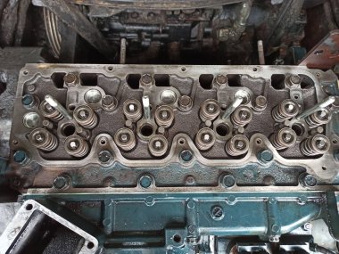 Motorun içinde yaylı pistonlar