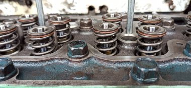 Motorun içinde yaylı pistonlar