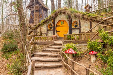 Ormanya İzmit Şehir Parkı, Turizm için renkli ahşap evler Hobbit filminden esinlenilmiştir, 6 Mart 2021 Kocaeli, Türkiye