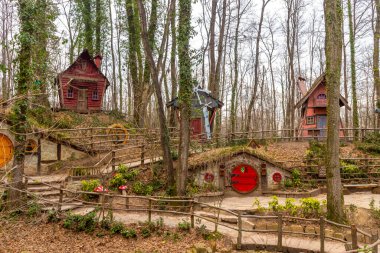 Ormanya İzmit Şehir Parkı, Turizm için renkli ahşap evler Hobbit filminden esinlenilmiştir, 6 Mart 2021 Kocaeli, Türkiye