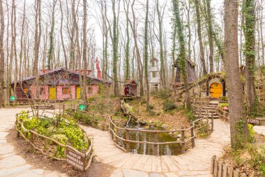 Ormanya İzmit Şehir Parkı, Turizm için renkli ahşap evler Hobbit filminden esinlenilmiştir, 6 Mart 2021 Kocaeli, Türkiye