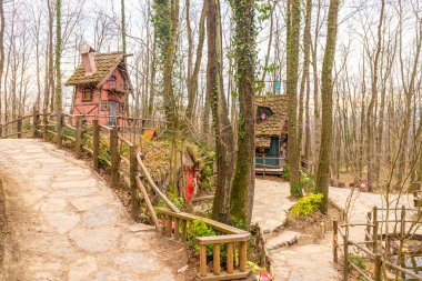 Ormanya İzmit Şehir Parkı, Turizm için renkli ahşap evler Hobbit filminden esinlenilmiştir, 6 Mart 2021 Kocaeli, Türkiye