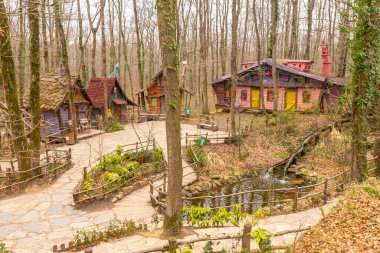 Ormanya İzmit Şehir Parkı, Turizm için renkli ahşap evler Hobbit filminden esinlenilmiştir, 6 Mart 2021 Kocaeli, Türkiye