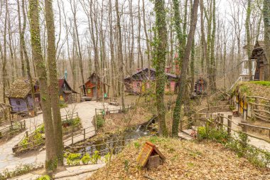 Ormanya İzmit Şehir Parkı, Turizm için renkli ahşap evler Hobbit filminden esinlenilmiştir, 6 Mart 2021 Kocaeli, Türkiye
