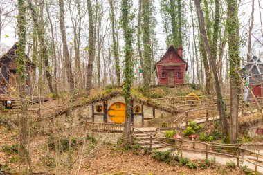 Ormanya İzmit Şehir Parkı, Turizm için renkli ahşap evler Hobbit filminden esinlenilmiştir, 6 Mart 2021 Kocaeli, Türkiye