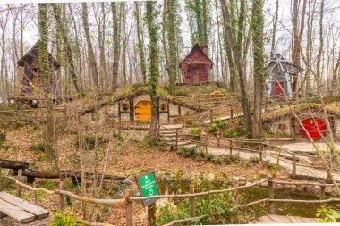 Ormanya İzmit Şehir Parkı, Turizm için renkli ahşap evler Hobbit filminden esinlenilmiştir, 6 Mart 2021 Kocaeli, Türkiye