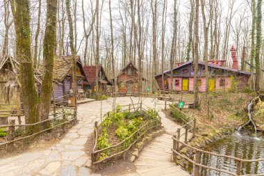Ormanya İzmit Şehir Parkı, Turizm için renkli ahşap evler Hobbit filminden esinlenilmiştir, 6 Mart 2021 Kocaeli, Türkiye