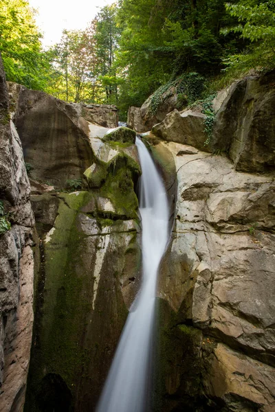 Vista Geral Frente Cachoeira Samandere Cair Rochas Altas Rodeadas Floresta — Fotografia de Stock