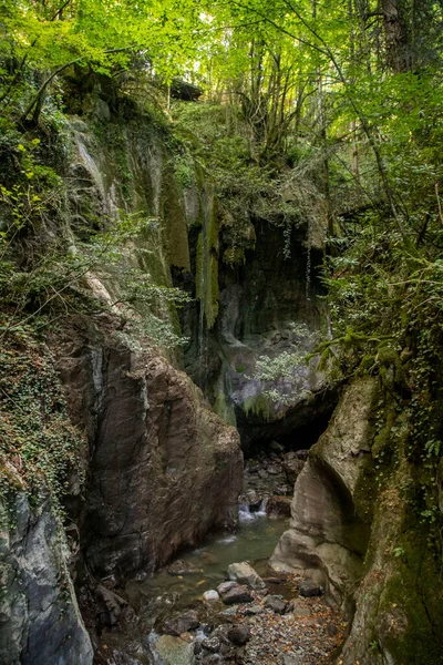 Vista Geral Frente Cachoeira Samandere Cair Rochas Altas Rodeadas Floresta — Fotografia de Stock