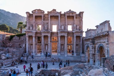 Türkiye 'nin Efes kentindeki Celsius Kütüphanesi harabeleri güzel bir yaz gününde