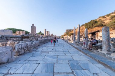 Türkiye 'nin Efes kentindeki Celsius Kütüphanesi harabeleri güzel bir yaz gününde