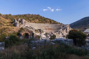 Türkiye 'nin Efes kentindeki Celsius Kütüphanesi harabeleri güzel bir yaz gününde