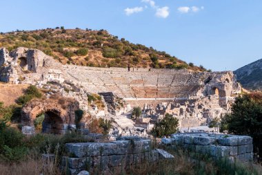 Türkiye 'nin Efes kentindeki Celsius Kütüphanesi harabeleri güzel bir yaz gününde