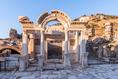 Türkiye 'nin Efes kentindeki Celsius Kütüphanesi harabeleri güzel bir yaz gününde