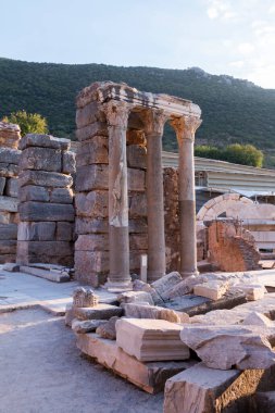 Türkiye 'nin Efes kentindeki Celsius Kütüphanesi harabeleri güzel bir yaz gününde