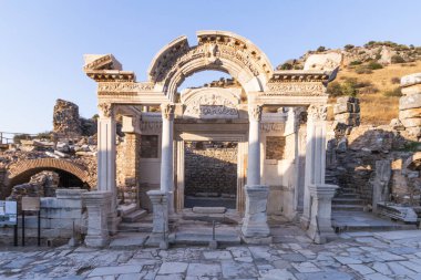 Türkiye 'nin Efes kentindeki Celsius Kütüphanesi harabeleri güzel bir yaz gününde