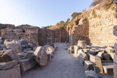 Türkiye 'nin Efes kentindeki Celsius Kütüphanesi harabeleri güzel bir yaz gününde