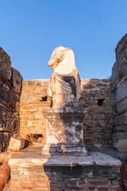 Türkiye 'nin Efes kentindeki Celsius Kütüphanesi harabeleri güzel bir yaz gününde