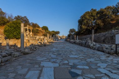Türkiye 'nin Efes kentindeki Celsius Kütüphanesi harabeleri güzel bir yaz gününde