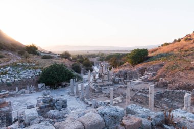 Türkiye 'nin Efes kentindeki Celsius Kütüphanesi harabeleri güzel bir yaz gününde