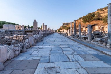 Türkiye 'nin Efes kentindeki Celsius Kütüphanesi harabeleri güzel bir yaz gününde