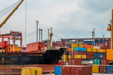 Konteynır limana yaklaşmakta olan gemiden indiriliyor. 10 Eylül 2018, Kocaeli, Türkiye