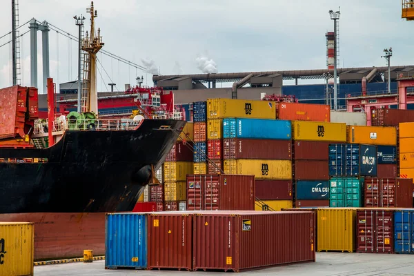Konteynır limana yaklaşmakta olan gemiden indiriliyor. 10 Eylül 2018, Kocaeli, Türkiye