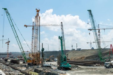 İnşaatta kullanılan büyük vinçler