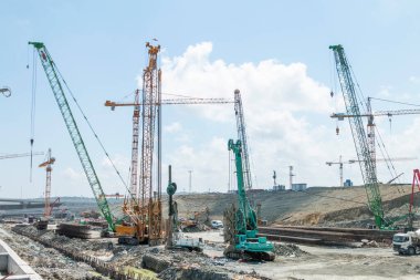 İnşaatta kullanılan büyük vinçler