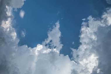 Mavi Gökteki Ay ve Bulut Manzarası