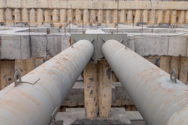 Metro inşaatında kullanılan demir borular.