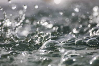 Havuz yüzeyinde büyük bir su kabarcığı