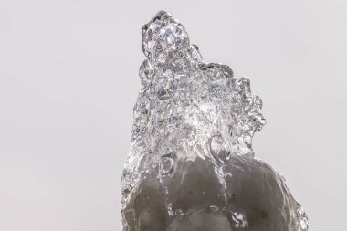 Çeşmenin ucundan akan temiz su akıntısı.