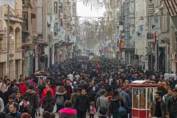Rua Istiklal Taksim Sempre Uma Rua Lotada Movimentada Vibrante Linha — Fotografia de Stock
