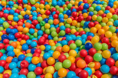 Göz şeklinde muska - mavi camdan ve nazar Göreme Milli Parkı, Kapadokya içinde karşı koruma inanılan Nazars, eski ağaç dalları süslenmiş.