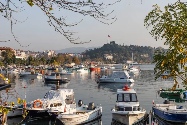 Zonguldak eregli ilçesi, balıkçı tekneleri ve erdemir ve çelik fabrikaları 24 Haziran 2021, Eregli, Zonguldak, Türkiye