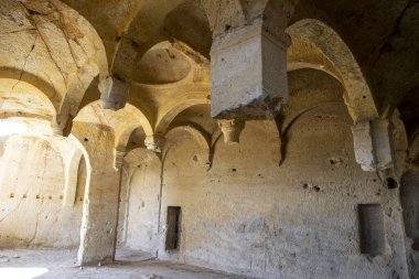 13. ve 15. yüzyıllar arasında inşa edildiği tahmin edilen Gumushane köyündeki Çakırkaya Manastırı 'nın 65 metre yüksekliğindeki oyması, Çakırkaya Manastırı tarafından kazanılacak..