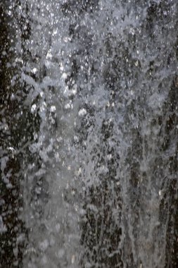 Gökten yağmur damlaları gibi damlayan sular.