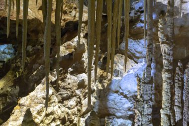 Cebeli köyünde, Torul kasaba, Gümüşhane şehir, Türkiye'de bulunan Karaca Mağarası iç görünümü