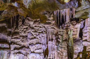 Cebeli köyünde, Torul kasaba, Gümüşhane şehir, Türkiye'de bulunan Karaca Mağarası iç görünümü