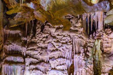 Cebeli köyünde, Torul kasaba, Gümüşhane şehir, Türkiye'de bulunan Karaca Mağarası iç görünümü