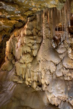 Gumushane, Türkiye - 29 Temmuz 2020: Karaca Mağarası, 147 milyon yıllık doğal oluşum, Doğanın Mucizesi, Torul Bölgesi.