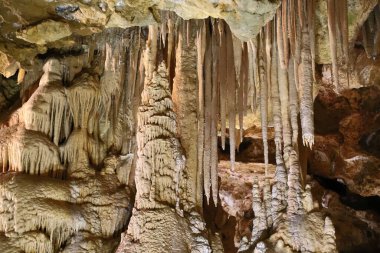 Gumushane, Türkiye - 29 Temmuz 2020: Karaca Mağarası, 147 milyon yıllık doğal oluşum, Doğanın Mucizesi, Torul Bölgesi.