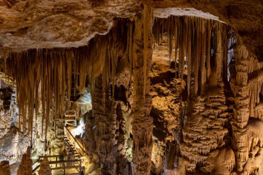 Gumushane, Türkiye - 29 Temmuz 2020: Karaca Mağarası, 147 milyon yıllık doğal oluşum, Doğanın Mucizesi, Torul Bölgesi.