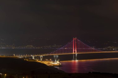 Osmangazi Köprüsü (İzmit Körfezi Köprüsü). İzmit, Kokael, Turkey. Hepsi bu. Türkiye 'nin en uzun köprüsü ve dünyanın en uzun dördüncü asma köprüsü, merkez açıklığının uzunluğuyla.