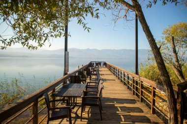 Gölün kıyısındaki ağaçlarda romantik ahşap patika