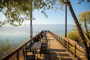 Gölün kıyısındaki ağaçlarda romantik ahşap patika