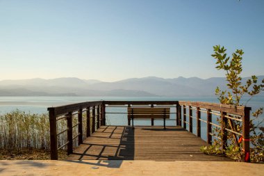 Gölün kıyısındaki ağaçlarda romantik ahşap patika